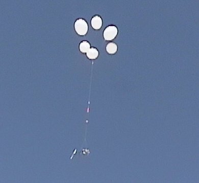 Away22 in flight with balloons.jpg (11356 bytes)